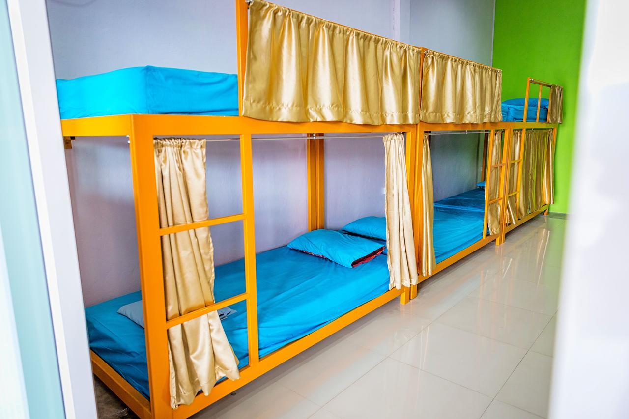 Railway Hostel (Adults Only) تشمبتون المظهر الخارجي الصورة
